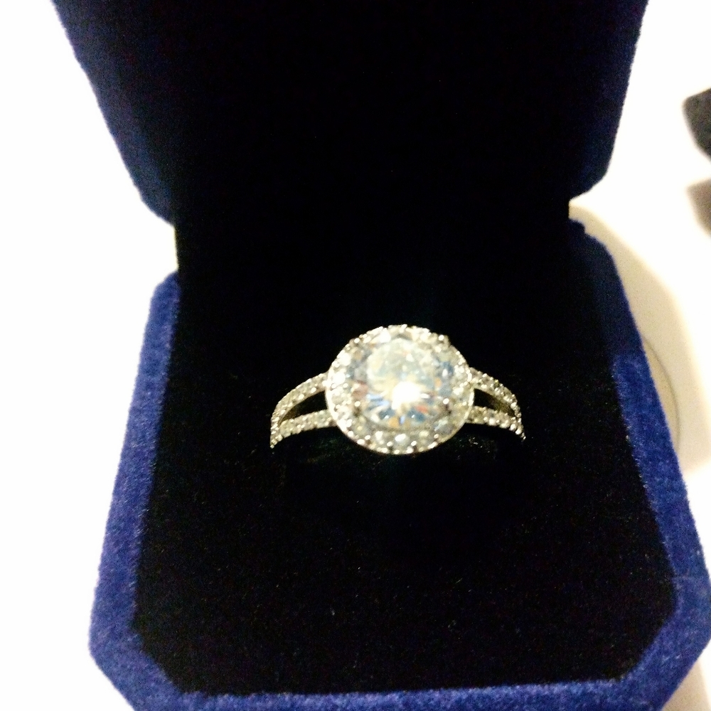 Silver round brilliant halo diamond ring 925